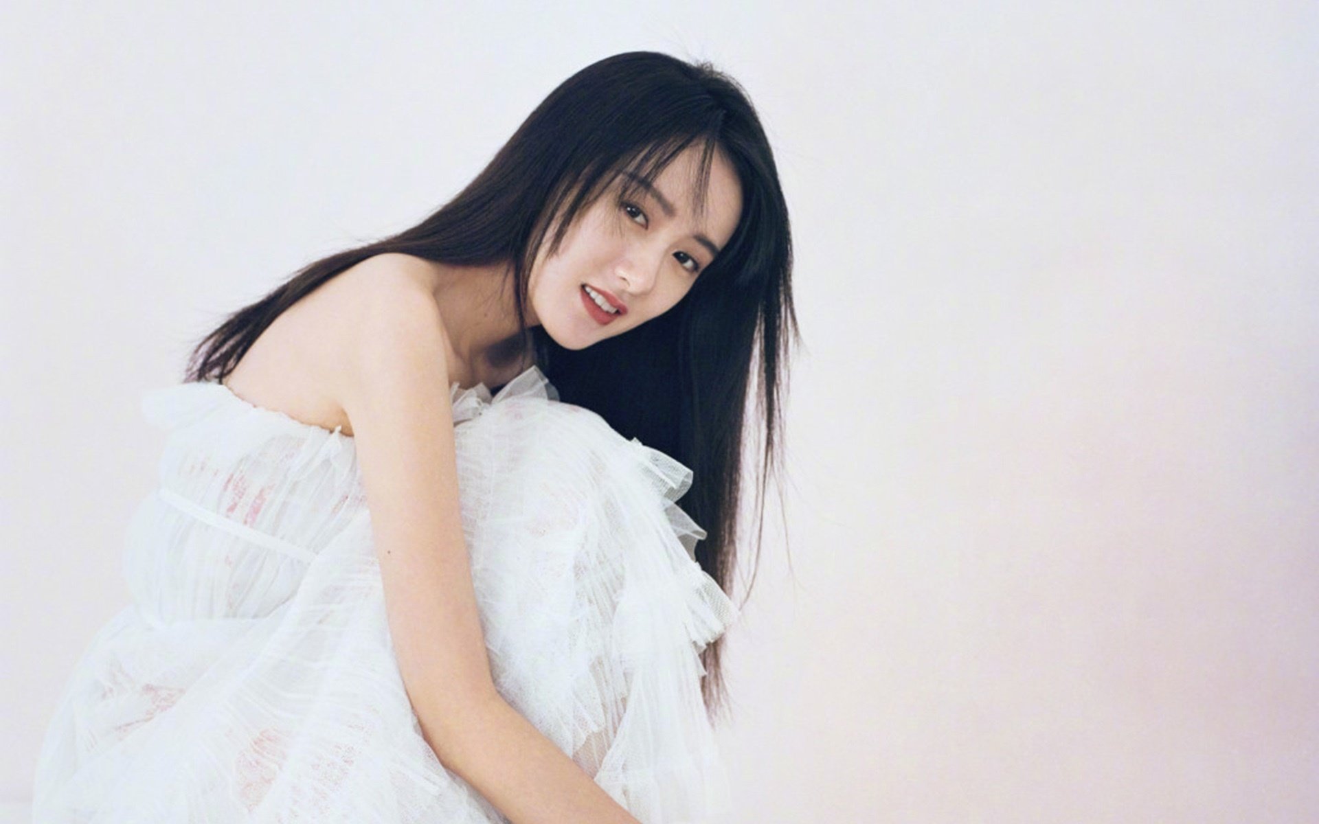 跳水选手姿态优雅完成完美入水,跳水运动员入水时手势