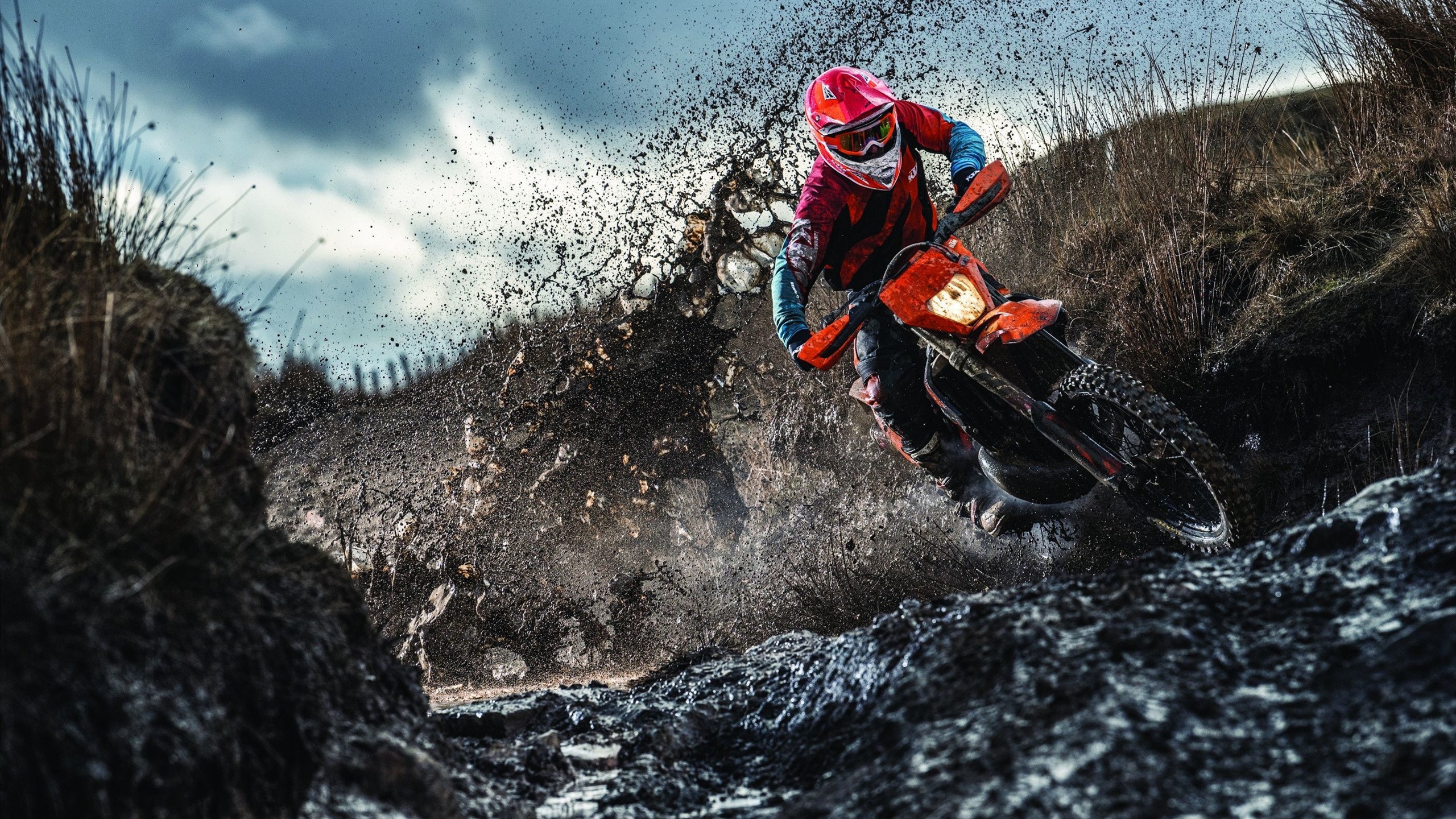 _户外运动嘉年华：结合登山、跑步和网球的综合挑战_，户外运动登山培训